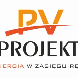 Logo firmy PV Projekt z pomarańczowym symbolem słońca nad napisem, hasło: Energia w zasięgu ręki.