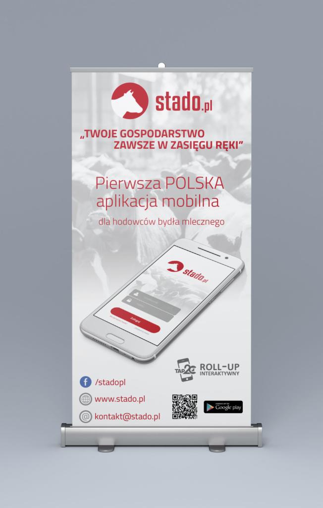 Roll-up reklamowy prezentujący mobilną aplikację dla hodowców bydła mlecznego, z logotypem stado.pl i danymi kontaktowymi.