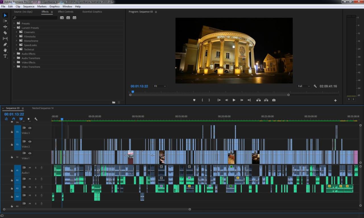 Interfejs programu do edycji wideo Adobe Premiere Pro z widoczną osią czasu projektu filmowego, na której widać liczne klipy wideo i audio. W oknie podglądu widoczny budynek teatru nocą.
