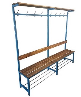 Stalowa konstrukcja z drewnianą ławką i wieszakami, prawdopodobnie szatnia sportowa lub przebieralnia, widok z przodu na białym tle.