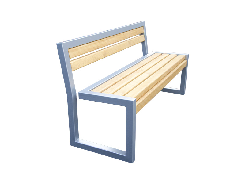 Nowoczesna ławka parkowa z jasnego drewna i szarej metalowej ramy, widok z perspektywy.