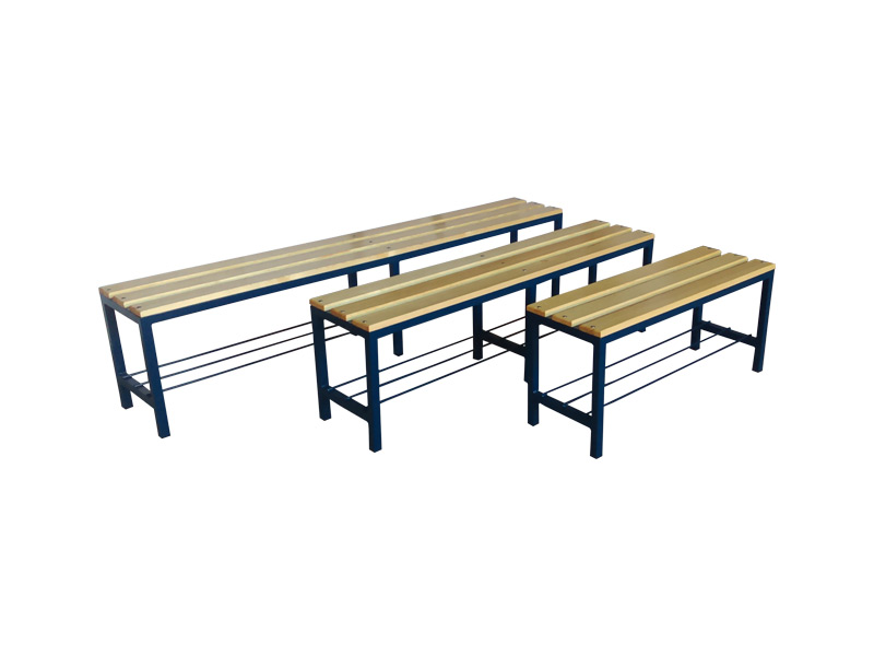 Trzy ławki szatniowe o różnej długości, z drewnianymi siedziskami i niebieskimi metalowymi stelażami, ustawione na białym tle.