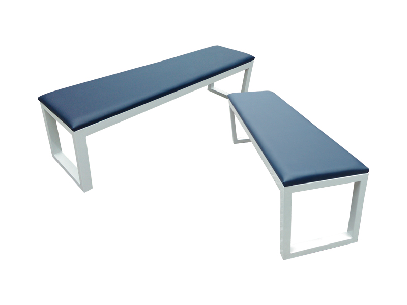 Dwie minimalistyczne ławki z białymi metalowymi ramami i granatowymi siedziskami na białym tle.