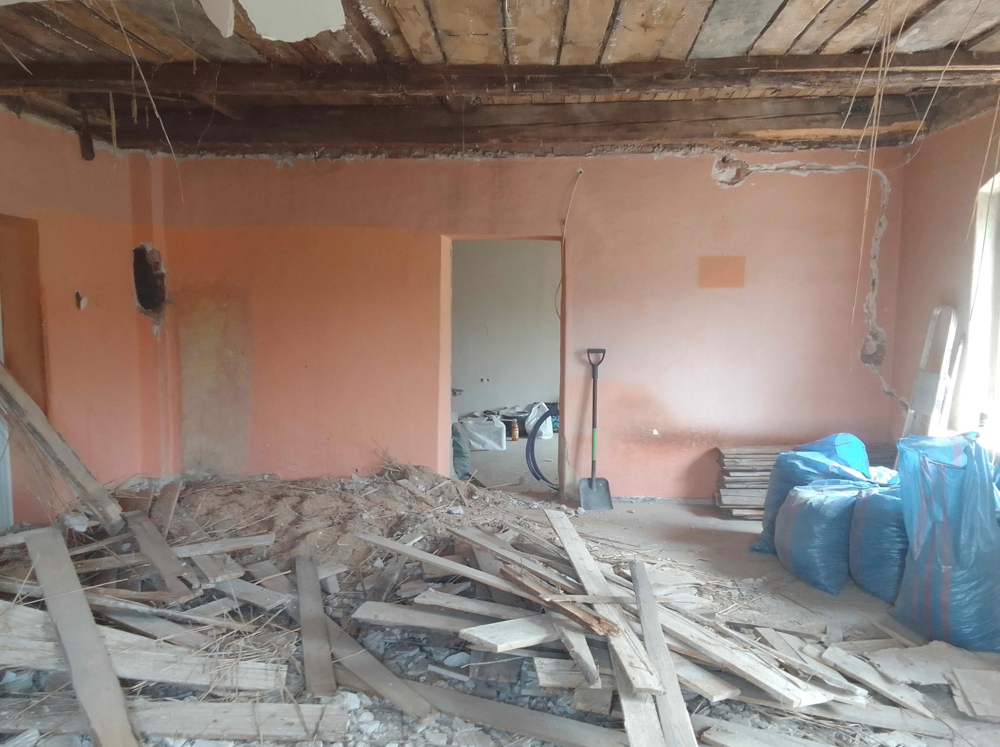 Salon w trakcie rozbiórki
