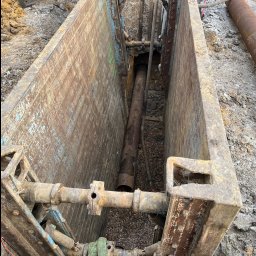 Wbijanie rury stalowej pod asfalt.