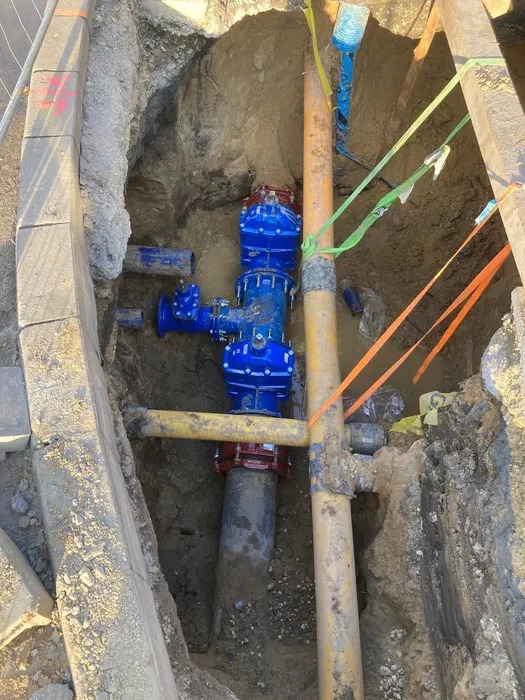 przyłącze Wodne na rurze żeliwnej fi 250 - wykonane przewiertem sterowanym ok. 180m + komora wodomierzowa 11 ton