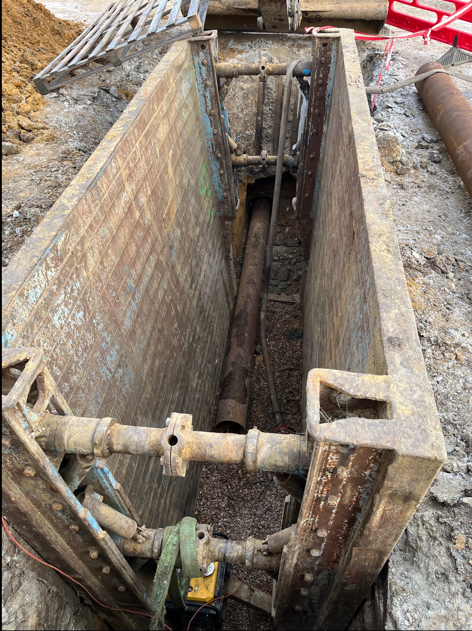 Wbijanie rury stalowej pod asfalt.