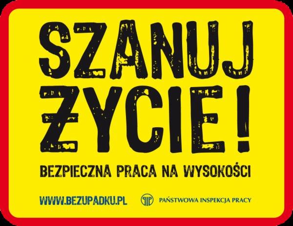 Żółta tablica ostrzegawcza z czarnym napisem 'SZANUJ ŻYCIE! BEZPIECZNA PRACA NA WYSOKOŚCI' oraz adres strony internetowej i logo Państwowej Inspekcji Pracy.