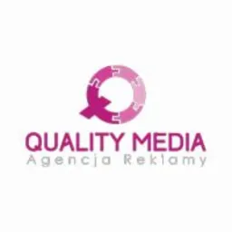 Logo firmy Quality Media: różowy okrąg z puzzli tworzący literę Q, poniżej nazwa firmy w kolorze różowym i szarym, z dopiskiem 'Agencja Reklamy'.