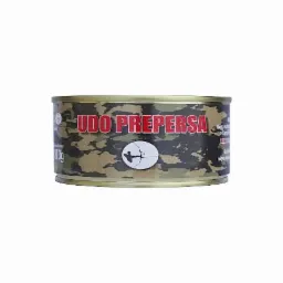 Puszka konserwy z napisem 'UDO PREPERSA' na tle w kamuflażu wojskowym, z symbolem łucznika w białym okręgu.