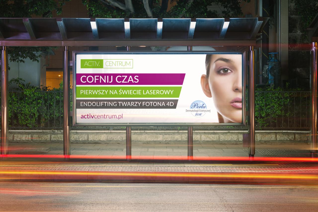 Billboard na przystanku autobusowym reklamujący zabieg endoliftingu twarzy laserem Fotona 4D w Activ Centrum, z portretem kobiety po prawej stronie i sloganem 'Cofnij czas' u góry, widoczne smugi...