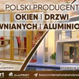 Kompozycja graficzna prezentująca ofertę polskiego producenta stolarki okiennej i drzwiowej, z ekspozycją modeli drewnianych i aluminiowych na tle nowoczesnej architektury.