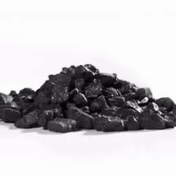 Kupa błyszczącego, czarnego węgla na białym tle, widoczne nieregularne kształty bryłek.