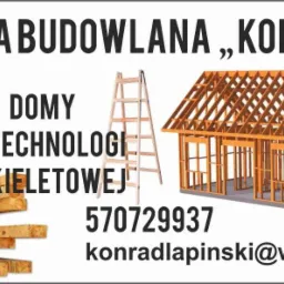 Reklama firmy budowlanej Konrad, prezentująca wizualizację domu w konstrukcji drewnianej szkieletowej, stos drewna i drabinę, z numerem telefonu i adresem e-mail.