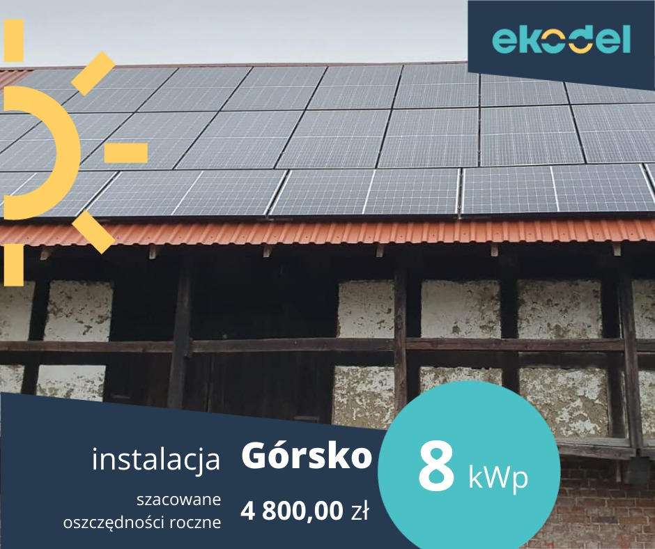 Panel słoneczny na dachu starego budynku gospodarczego z czerwonej dachówki, z grafiką prezentującą logo firmy i szacowane oszczędności roczne.