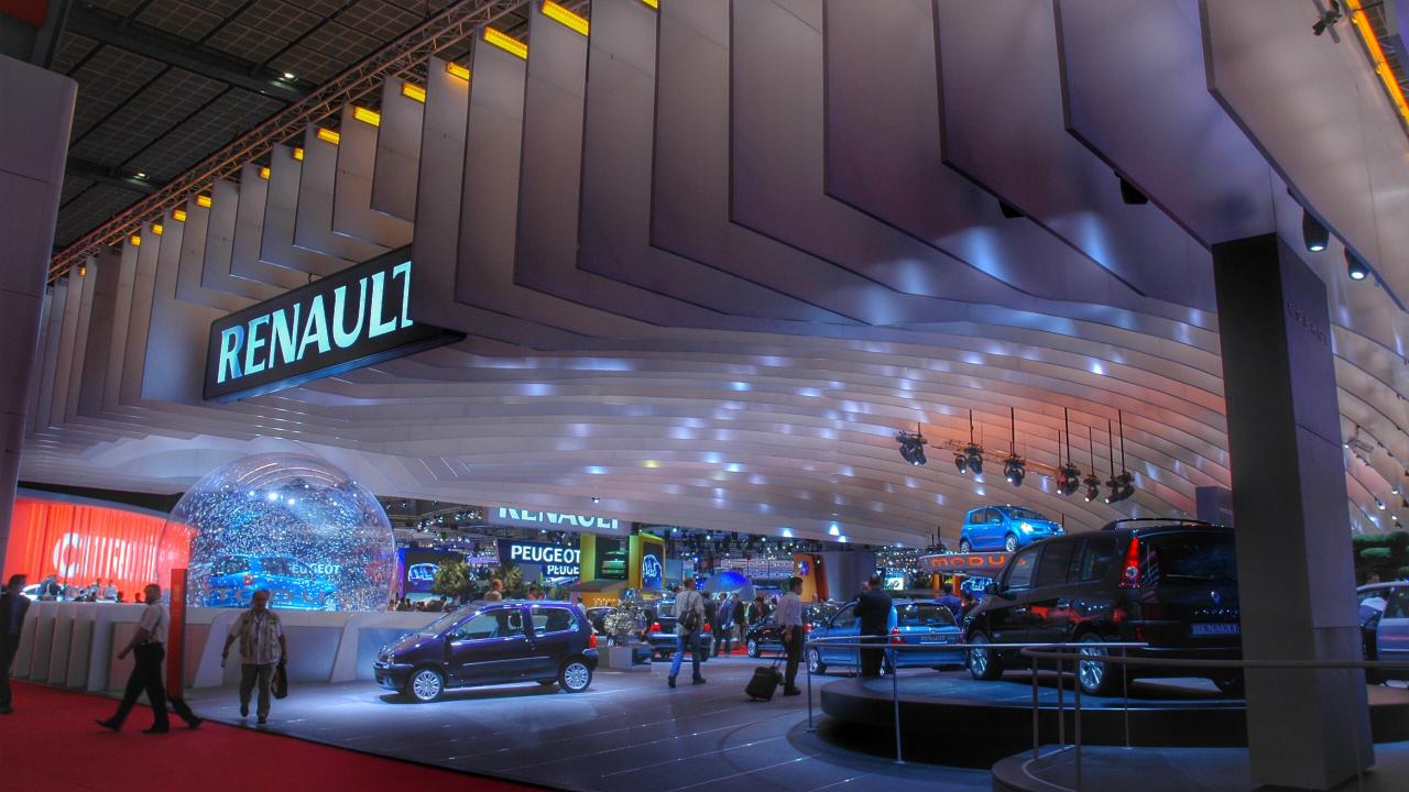 Oświetlenie sufitowe w hali wystawienniczej z logo Renault, reflektory punktowe i dekoracyjne panele sufitowe