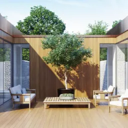 Wizualizacja nowoczesnego patio z drewnianą podłogą i ścianami, centralnie umieszczonym drzewem w donicy, meblami ogrodowymi z jasnymi poduszkami i widokiem na kamienne ściany za szklanymi drzwiami.