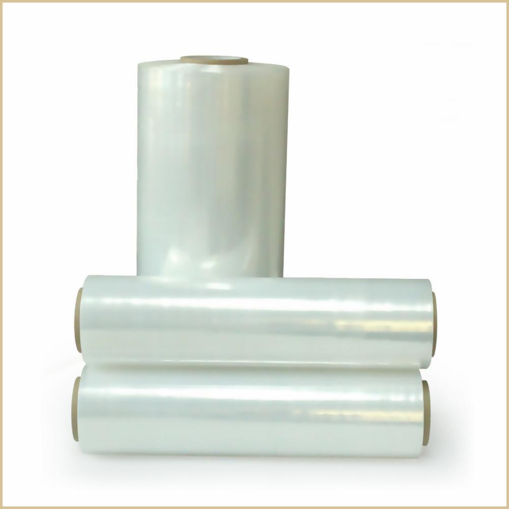 Trzy rolki przezroczystej folii stretch ułożone piramidalnie na białym tle.