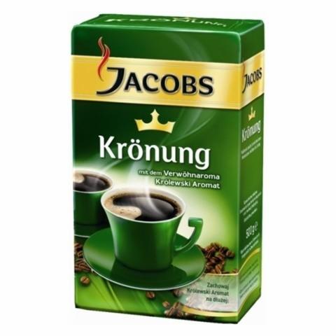 Opakowanie kawy mielonej Jacobs Krönung w zielonym pudełku z filiżanką kawy na etykiecie i napisem 'mit dem Verwöhnaroma Królewski Aromat'.