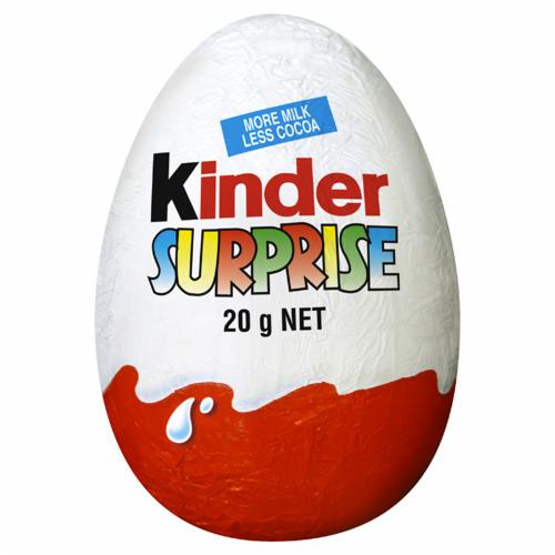 Jajo czekoladowe z zabawką niespodzianką w białym opakowaniu z czerwonym dołem i napisem Kinder Surprise.