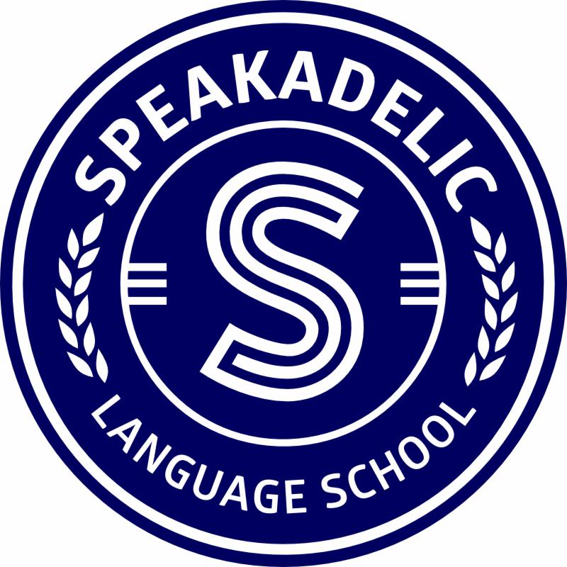 Granatowe logo szkoły językowej Speakadelic z białą literą S i stylizowanymi gałązkami oliwnymi w okręgu. Napis 'Language School' w dolnej części.