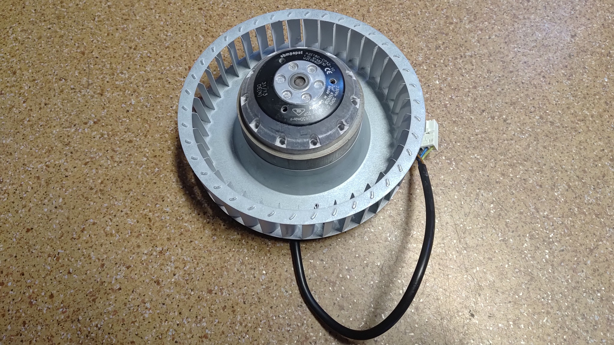 Wentylator osiowy ebmpapst po serwisie w Ostrowie Wielkopolskim. Model R2E180-CP52-10 z widocznymi oznaczeniami producenta i parametrami pracy.