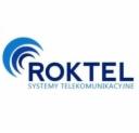 Logo firmy ROKTEL Systemy Telekomunikacyjne z niebieskim symbolem fal radiowych nad nazwą.