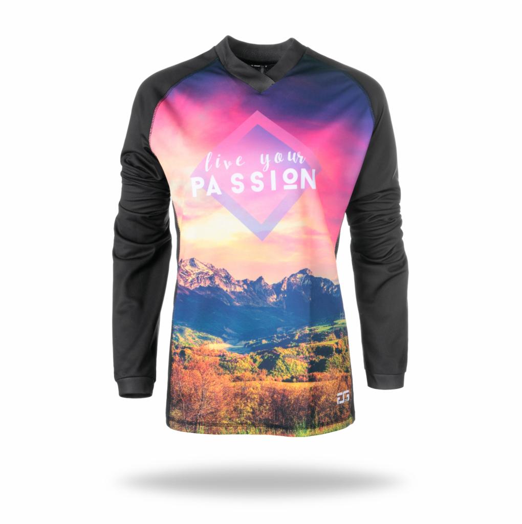 Długorękawowa koszulka z nadrukiem górskiego krajobrazu i napisem 'Live your passion', na białym tle.