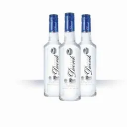 Kolekcja różnorodnych butelek napojów, w tym piwa smakowe, wódka i napoje gazowane, prezentowana na białym tle.