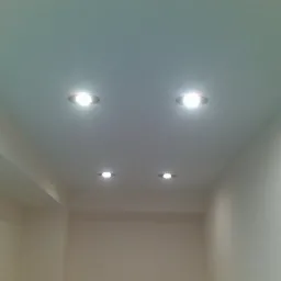 oświetlenie w podwieszonym suicie