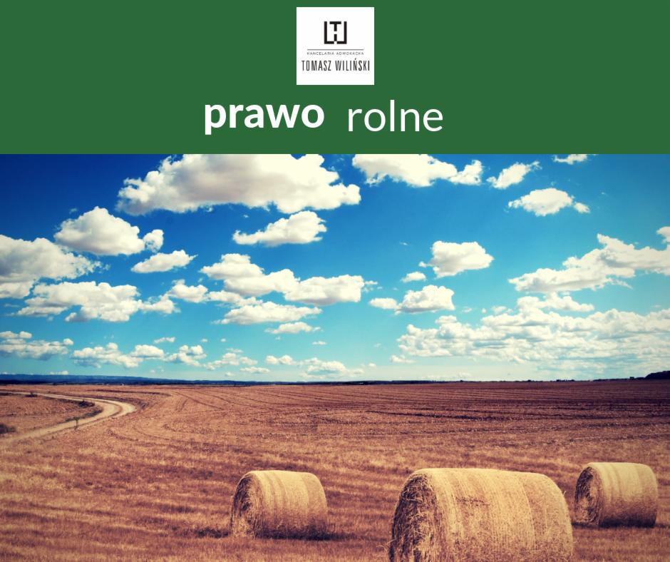 Krajobraz polny z belami siana pod błękitnym niebem, logo kancelarii prawnej w górnej części zdjęcia, napis 'prawo rolne'.