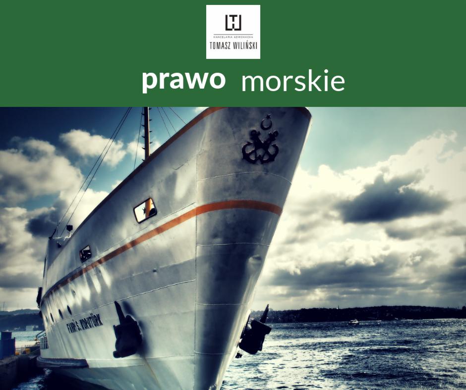 Przód statku pasażerskiego z logiem kotwicy i półksiężyca, cumującego przy nabrzeżu w pochmurny dzień. Na górze logo kancelarii prawnej i napis 'prawo morskie'.