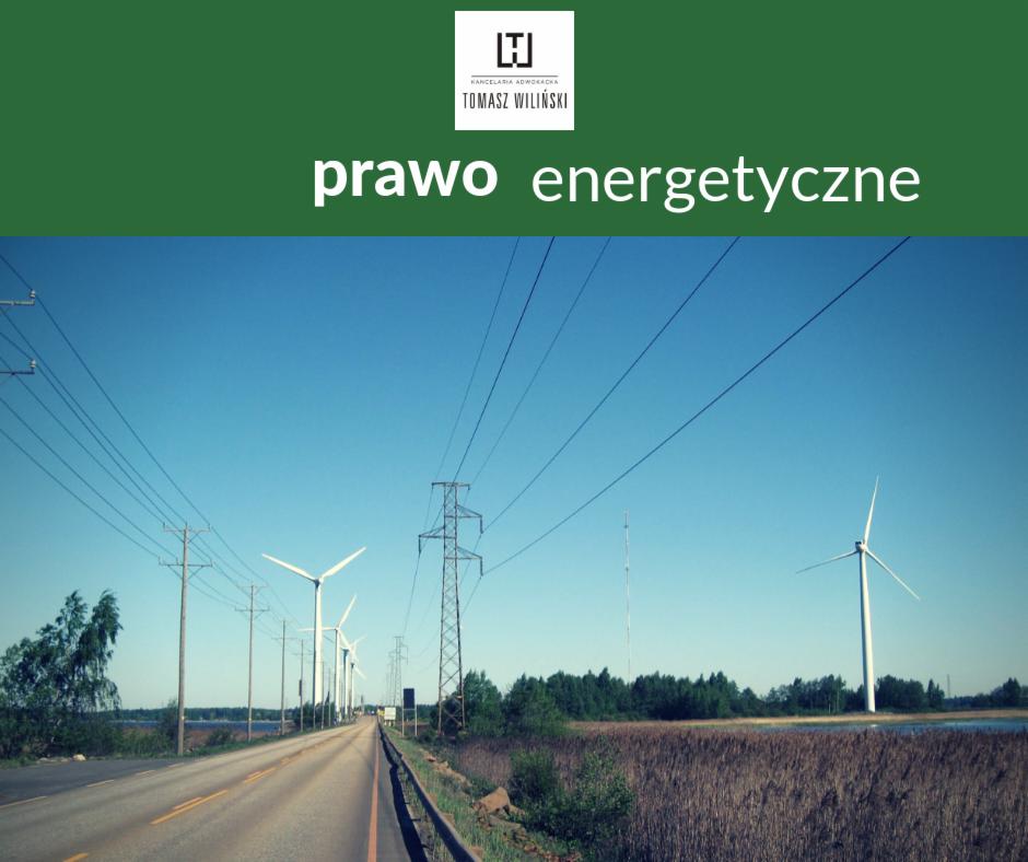 Krajobraz z turbinami wiatrowymi widziany z perspektywy drogi, nad zdjęciem nakładka z logo kancelarii adwokackiej i napisem 'prawo energetyczne'.