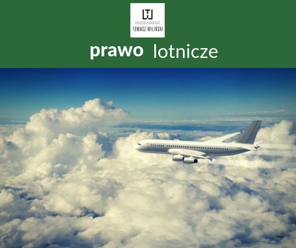 Samolot pasażerski lecący nad chmurami, z zielonym banerem u góry z tekstem 'prawo lotnicze' i logo kancelarii adwokackiej Tomasza Wilińskiego.