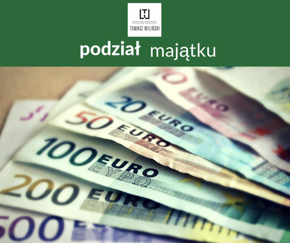 Stos banknotów euro o różnych nominałach (20, 50, 100, 200, 500) z zielonym paskiem u góry z tekstem 'podział majątku' i logo Kancelarii Adwokackiej Tomasza Wilińskiego.