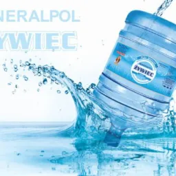 Butla wody Żywiec w dynamicznym ujęciu z efektem rozprysku, na białym tle. Prezentacja produktu w kontekście dostawy wody.