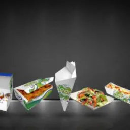 Zestaw pudełek z nadrukiem logo: na pączki, pizzę, sałatkę i frytki. Różne kształty opakowań z zielono-białym motywem graficznym na ciemnym tle.