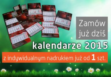 Układ kalendarzy 2015 z indywidualnym nadrukiem, ułożonych na zielonym tle z kwiatami, promocyjny napis 'Zamów już dziś'.