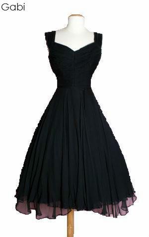 Czarna sukienka z karbowanym gorsem i plisowaną spódnicą z tiulowym podszyciem w kolorze liliowym, prezentowana na manekinie.