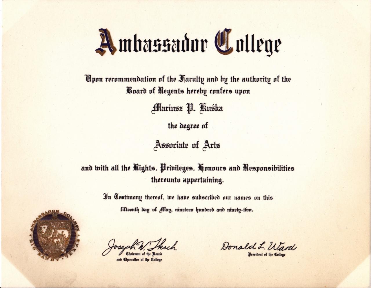 Skan dyplomu Associate of Arts od Ambassador College dla Mariusza P. Ruśki, podpisany przez Josepha W. Thacha i Donalda L. Warda, datowany na 15 maja 1992.