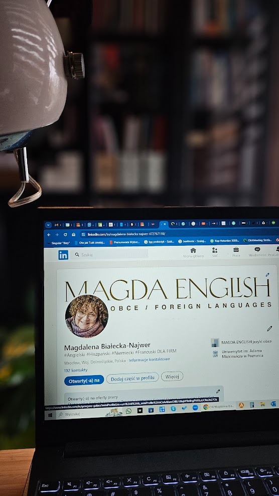 Ekran laptopa z otwartym profilem LinkedIn nauczycielki języków obcych, Magdy Białeckiej-Najwer, z widocznym opisem specjalizacji i doświadczenia zawodowego.