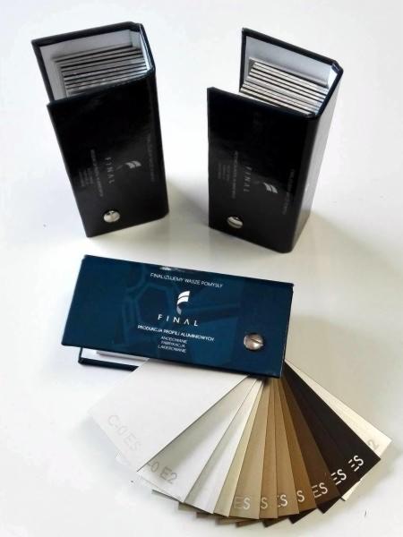 Prezentacja palety kolorów profili aluminiowych firmy FINAL, z otwartymi pudełkami wizytówek w tle, na białym tle.