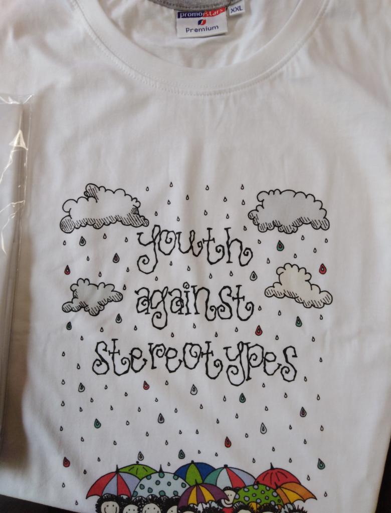 Biała koszulka z nadrukiem 'youth against stereotypes', przedstawiającym chmury, deszcz i kolorowe parasole