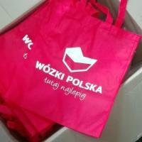 Czerwona torba materiałowa z białym nadrukiem logo i napisem 'Wózki Polska tutaj najlepiej'