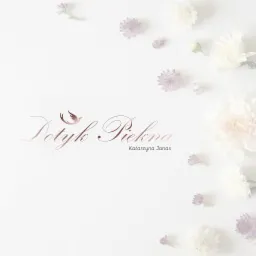 Eleganckie logo 'Dotyk Piękna' w odcieniach różowego złota, z motywem ptaka, na białym tle z rozrzuconymi białymi i fioletowymi kwiatami.