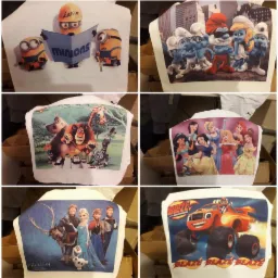 Kolekcja białych koszulek z nadrukami popularnych postaci z bajek i filmów animowanych, ułożonych w kartonie.