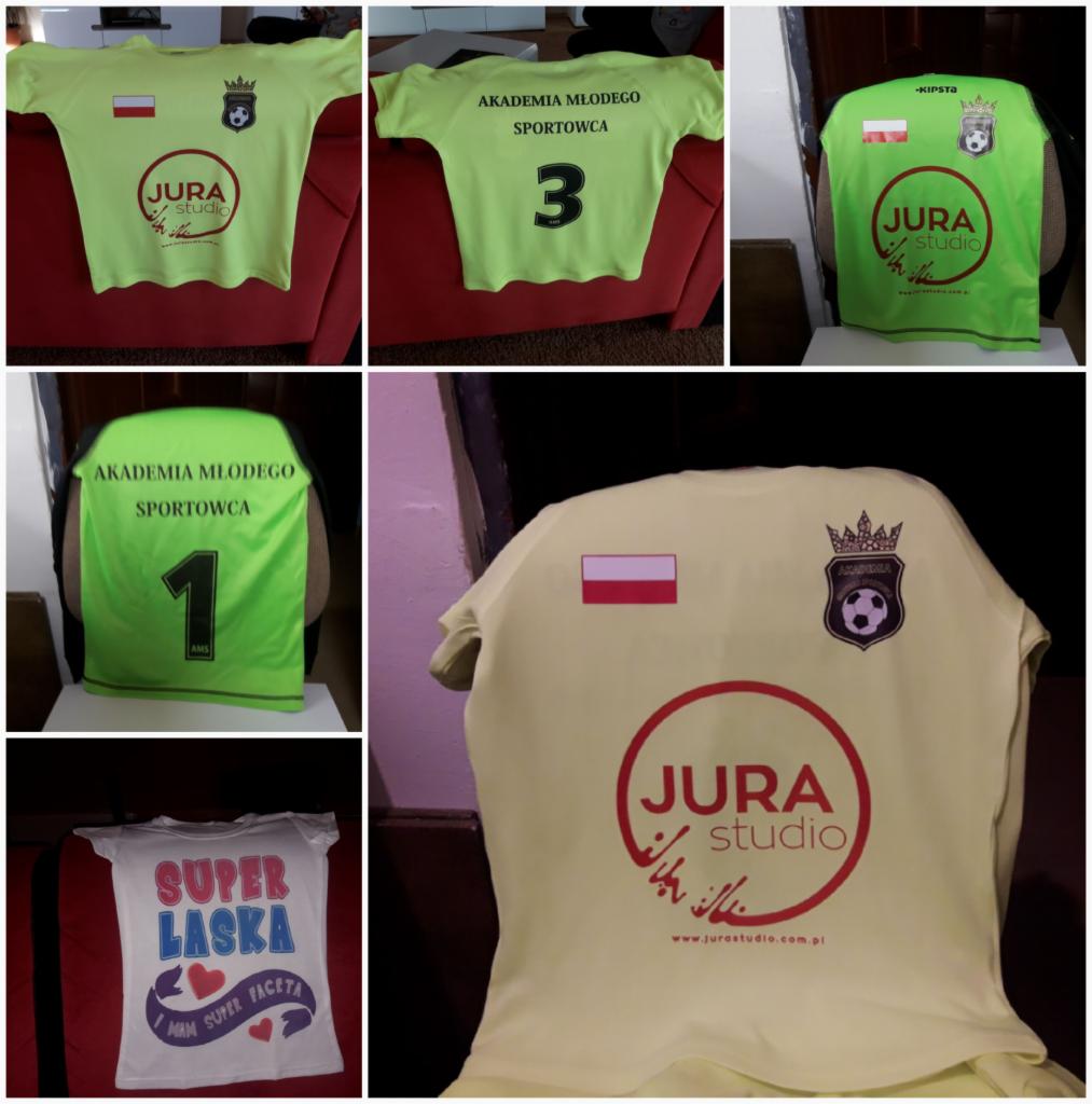 Kolaż zdjęć koszulek z nadrukami: logo Jura Studio, flagi Polski, napisy 'Akademia Młodego Sportowca', numery i hasła reklamowe.