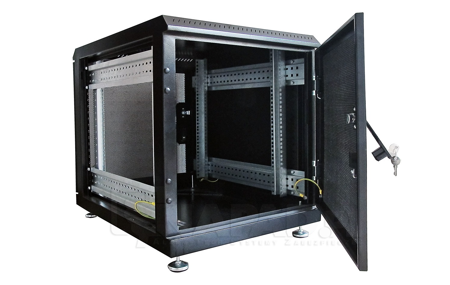 Pusta, czarna szafa serwerowa RACK z otwartymi drzwiami i widocznymi szynami montażowymi oraz kablem uziemiającym, stojąca na regulowanych nóżkach.