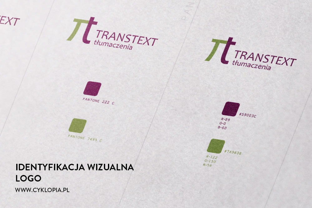 Projekt logo firmy TRANSTEXT tłumaczenia, prezentacja kolorystyki w odcieniach zieleni i fioletu z kodami Pantone i RGB na teksturowanym papierze.