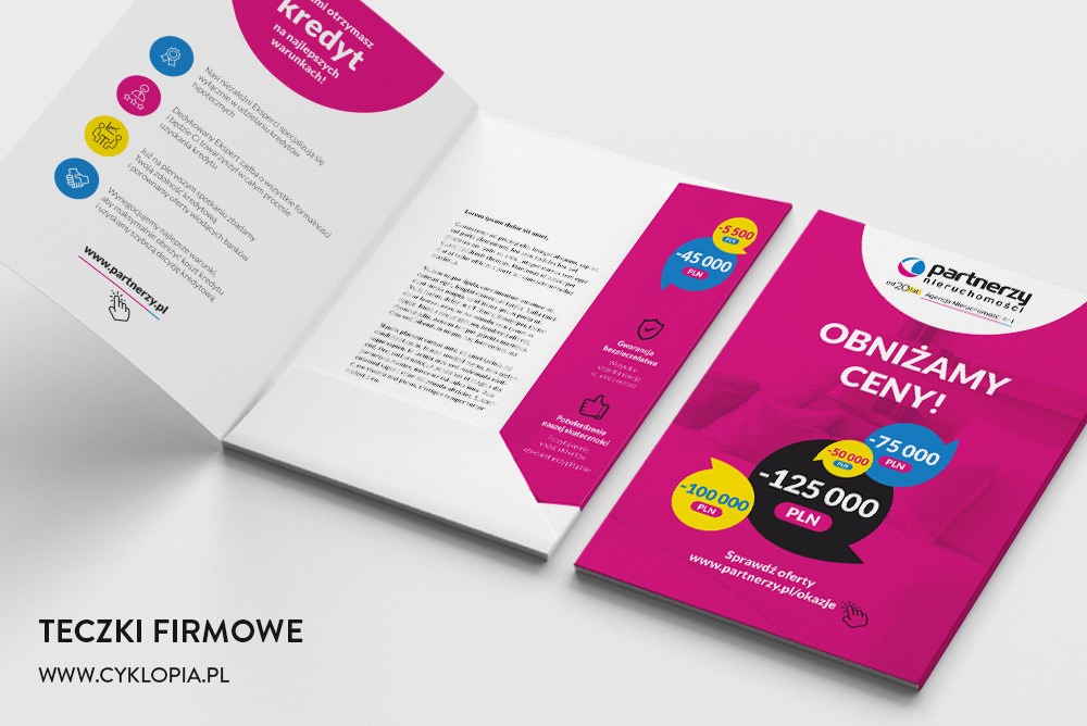 Otwarta teczka firmowa z ofertą kredytów hipotecznych agencji nieruchomości Partnerzy, obok zamknięta teczka z hasłem 'Obniżamy ceny!' i informacjami o obniżkach.